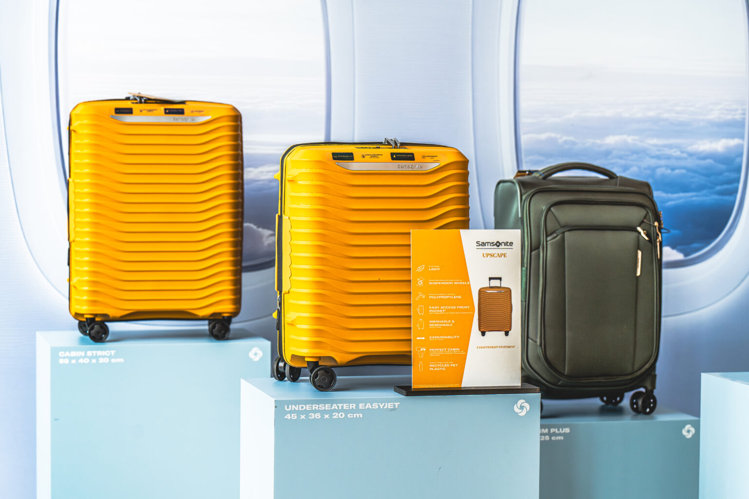 Trois valises jaune et verte de la nouvelle collection Samsonite lors d'un showcase