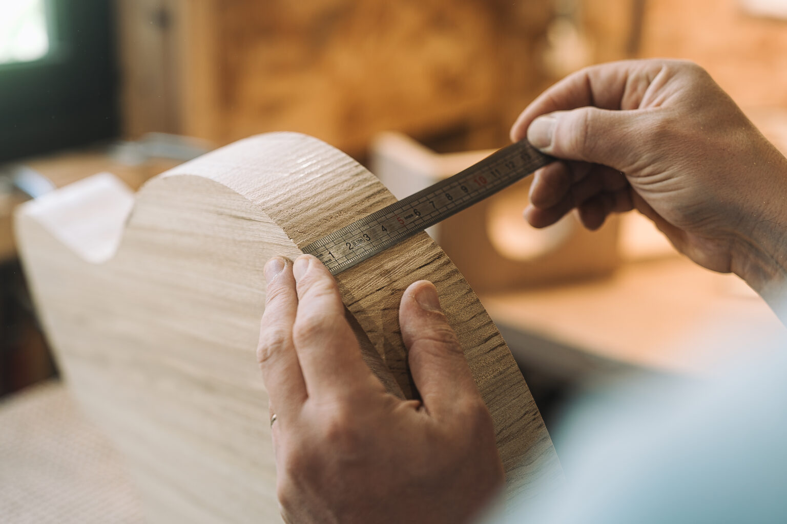 Un luthier calculant la taille du corps d'une guitare